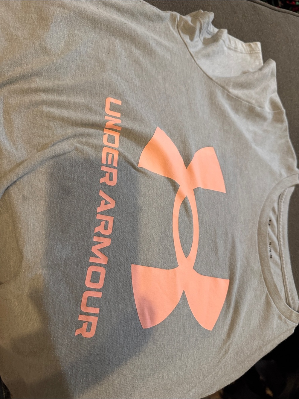 Women’s under armor T-shirt with pink logo